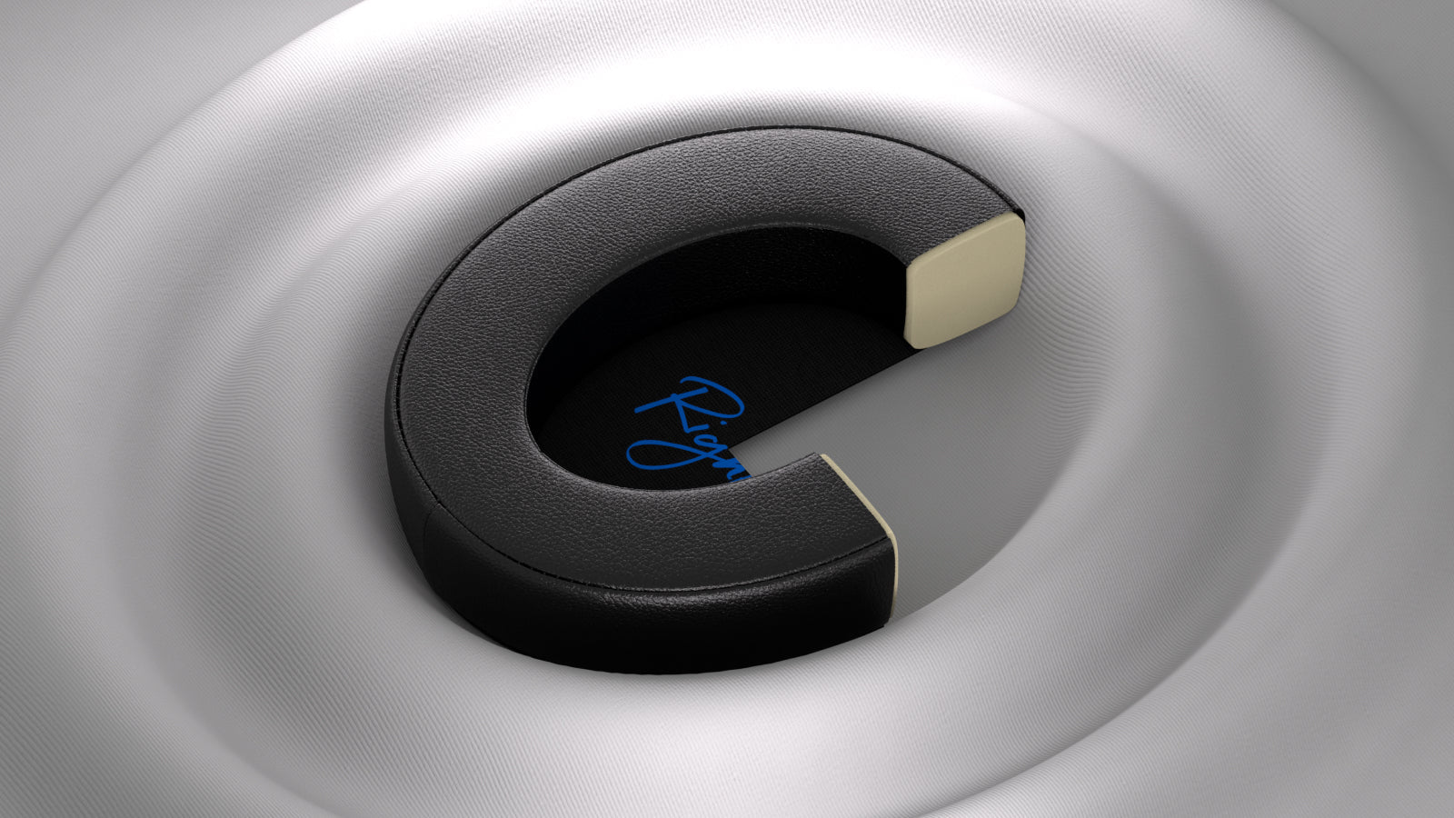 Czarna nausznica ENDORFY Earpads Leather z widoczną jasną warstwą pianki, ułożona na białej tkaninie