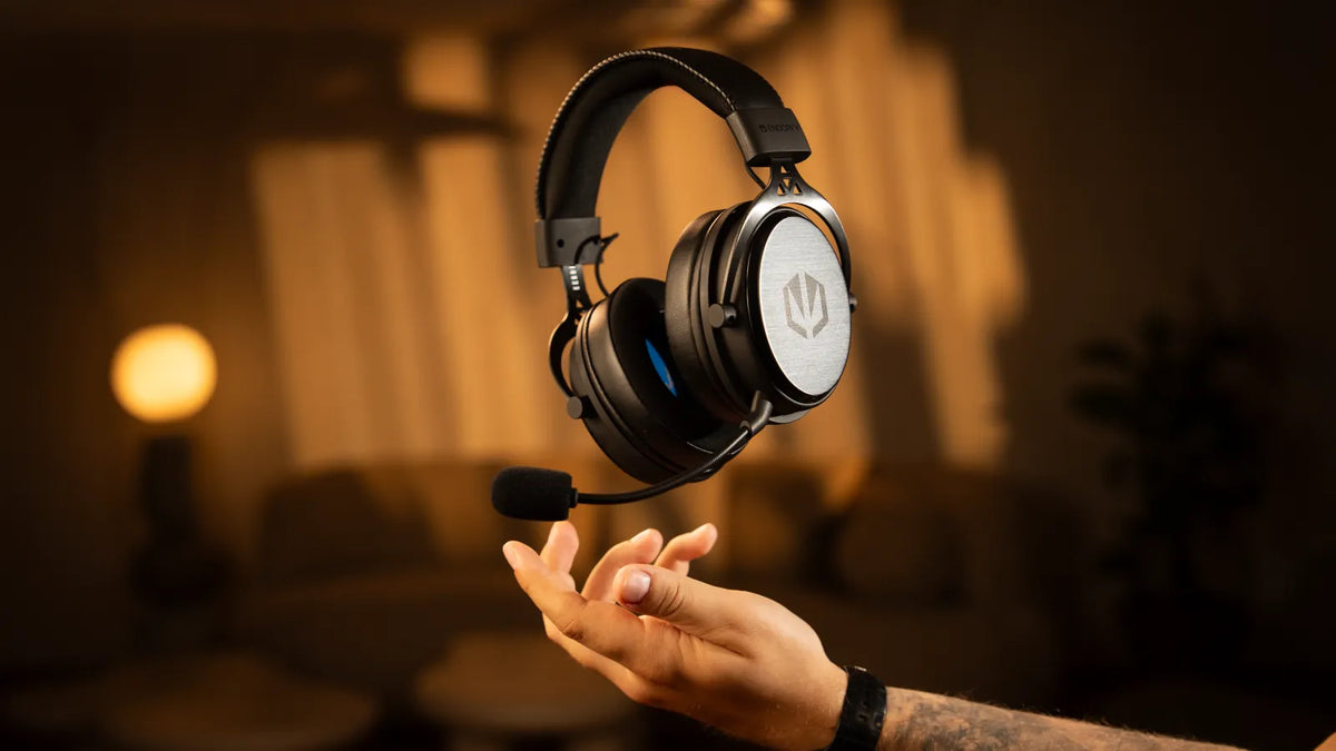 ENDORFY Viro Wireless w czarnej wersji nad wyciągniętą dłonią na rozmytym tle