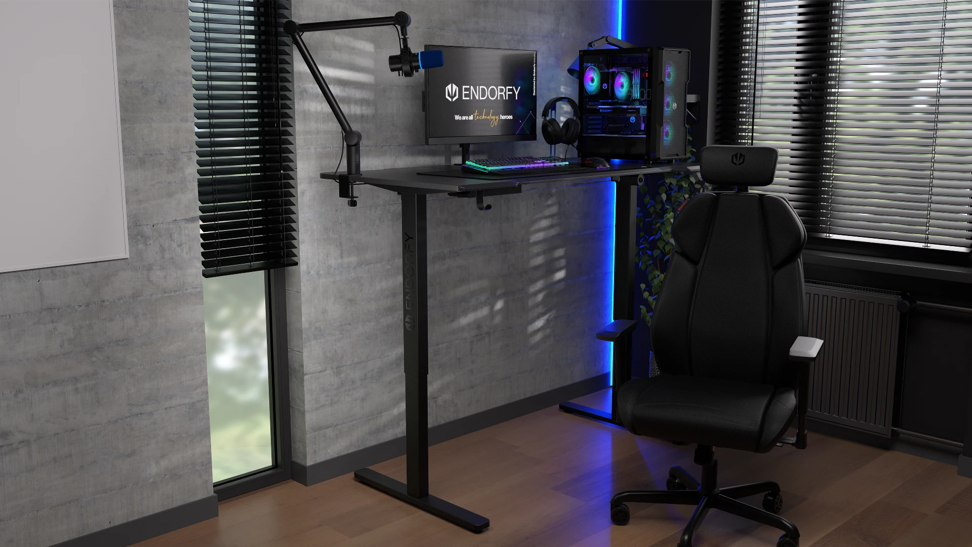 Zestaw komputerowy z produktami ENDORFY na biurku ENDORFY Atlas L Electric, obok którego znajduje się fotel ENDORFY Meta BK 