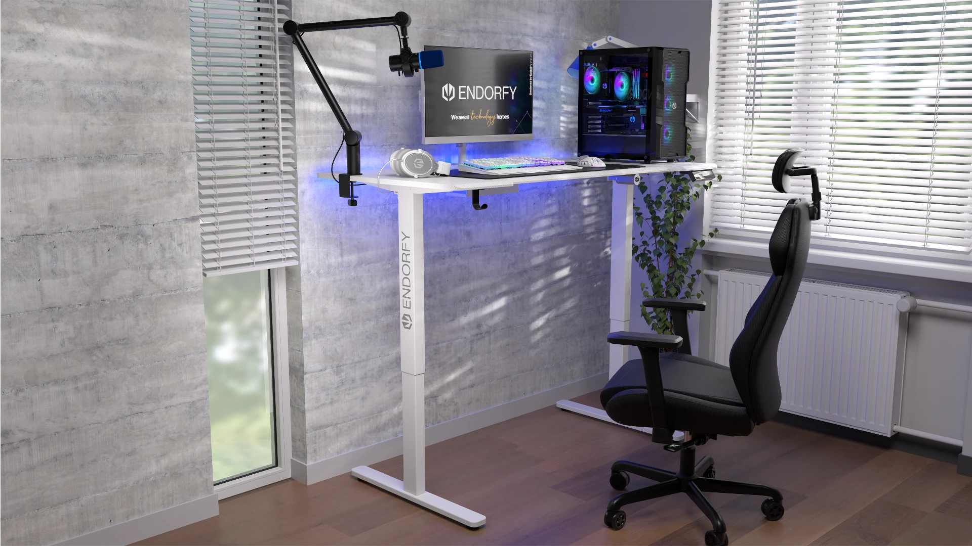 Zestaw komputerowy z produktami ENDORFY na biurku ENDORFY Atlas L Electric Onyx White, obok którego znajduje się fotel ENDORFY Meta BK 