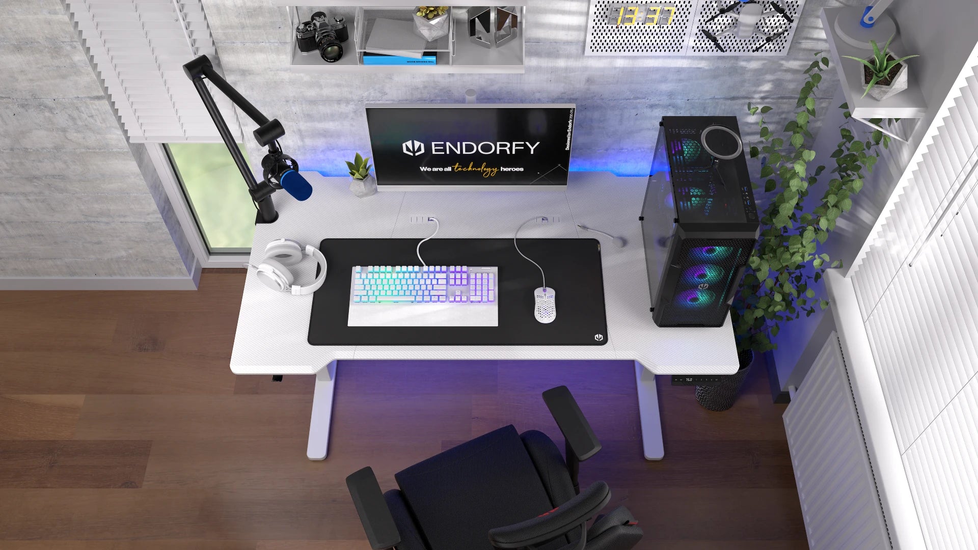 Profilowany tył biurka ENDORFY Atlas L Electric Onyx White, na którym znajduje się zestaw komputerowy 