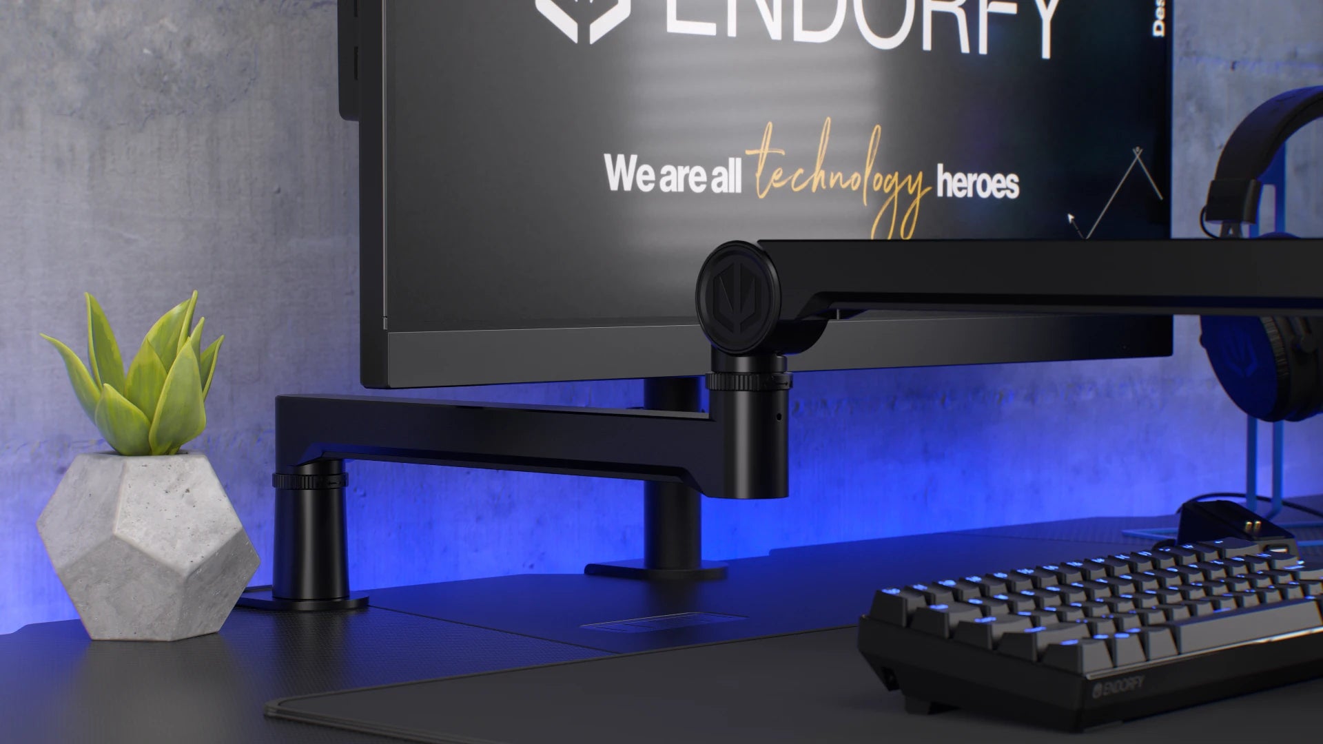 Statyw mikrofonowy Broadcast Low Profile Boom Arm pod monitorem, zbliżenie na sygnet na przegubie.