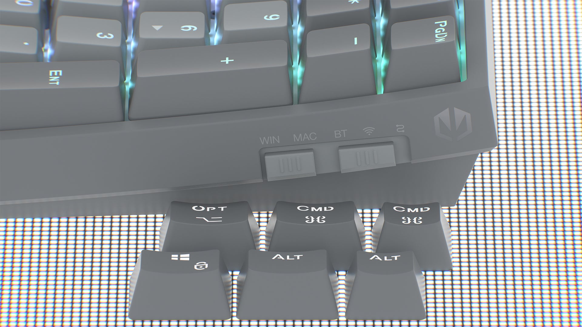 Zbliżenie na przełącznik trybu Windows/macOS na boku obudowy oraz zestawy keycapów dla Windows i macOS 