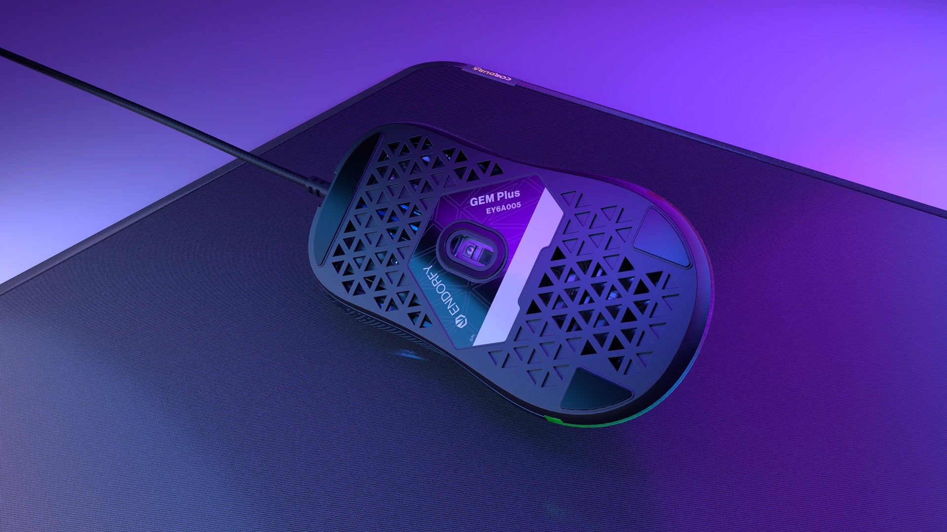 Myszka gamingowa GEM Plus z sensorem PixArt PAW3370 leżąca na podkładce ENDORFY Cordura Speed – widok na podstawę 