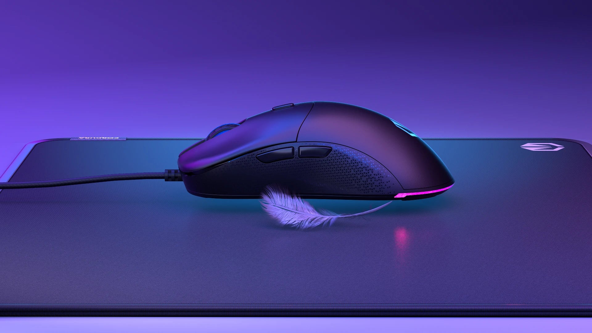 Myszka gamingowa GEM Plus lewitująca nad podkładką ENDORFY Cordura Speed z piórem symbolizującym niską wagę 