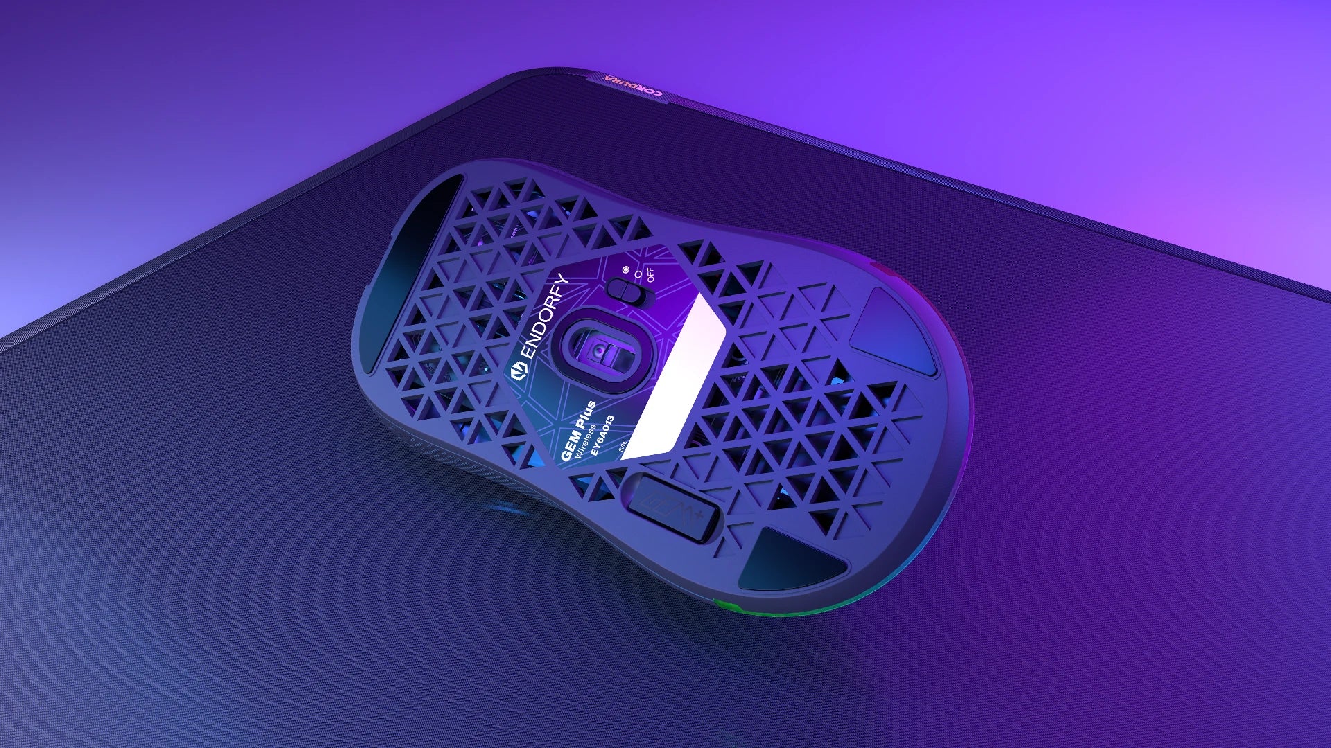 Myszka gamingowa GEM Plus Wireless z sensorem PixArt PAW3395 leżąca na podkładce ENDORFY Cordura Speed – widok na podstawę 