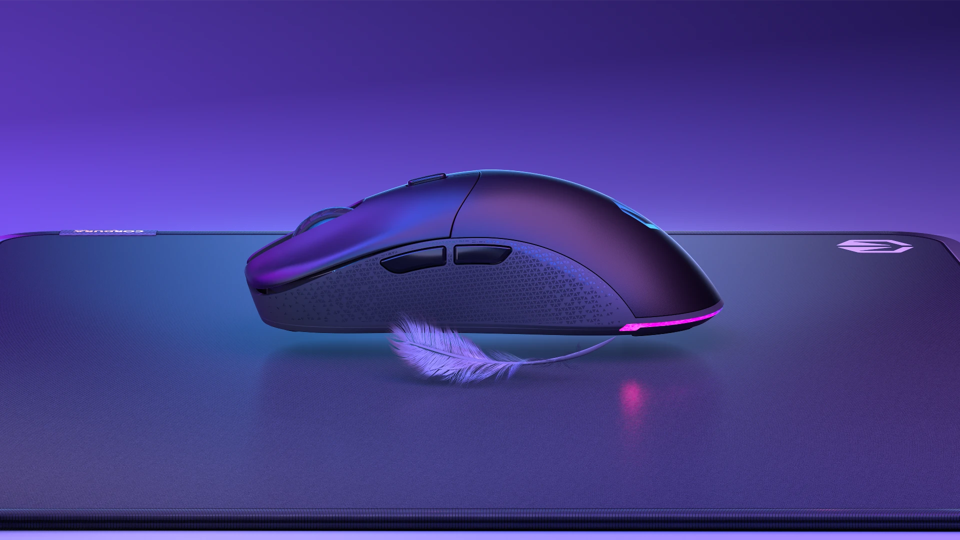 Myszka gamingowa GEM Plus Wireless lewitująca nad podkładką ENDORFY Cordura Speed z piórem symbolizującym niską wagę 