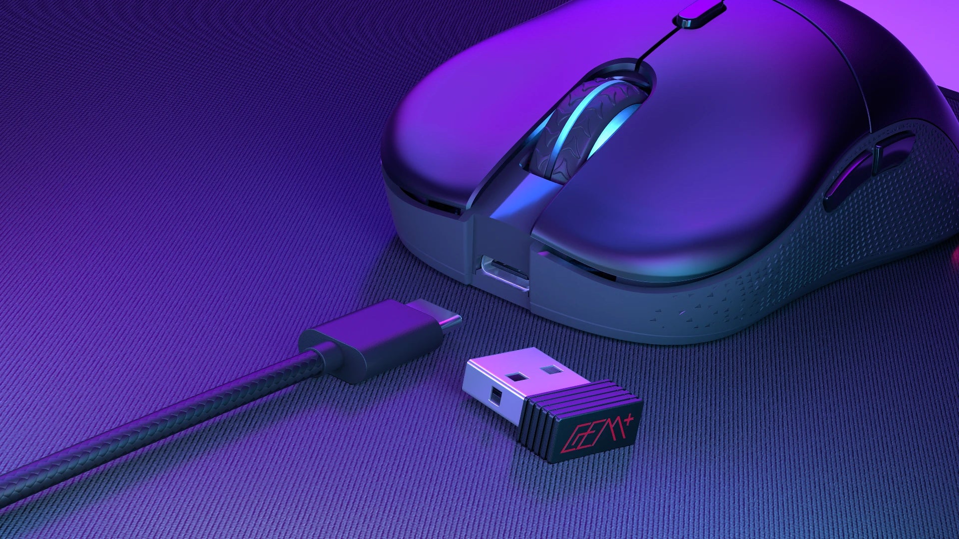 Zbliżenie na port USB-C w myszce GEM Plus Wireless umożliwiający szybkie ładowanie akumulatora 