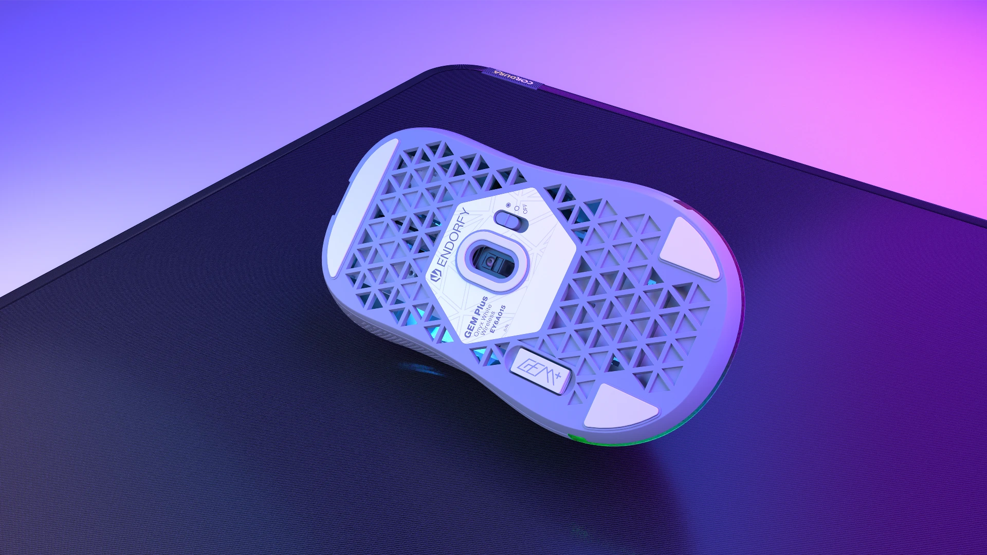 Myszka gamingowa GEM Plus Wireless Onyx White z sensorem PixArt PAW3395 leżąca na podkładce ENDORFY Cordura Speed – widok na podstawę 