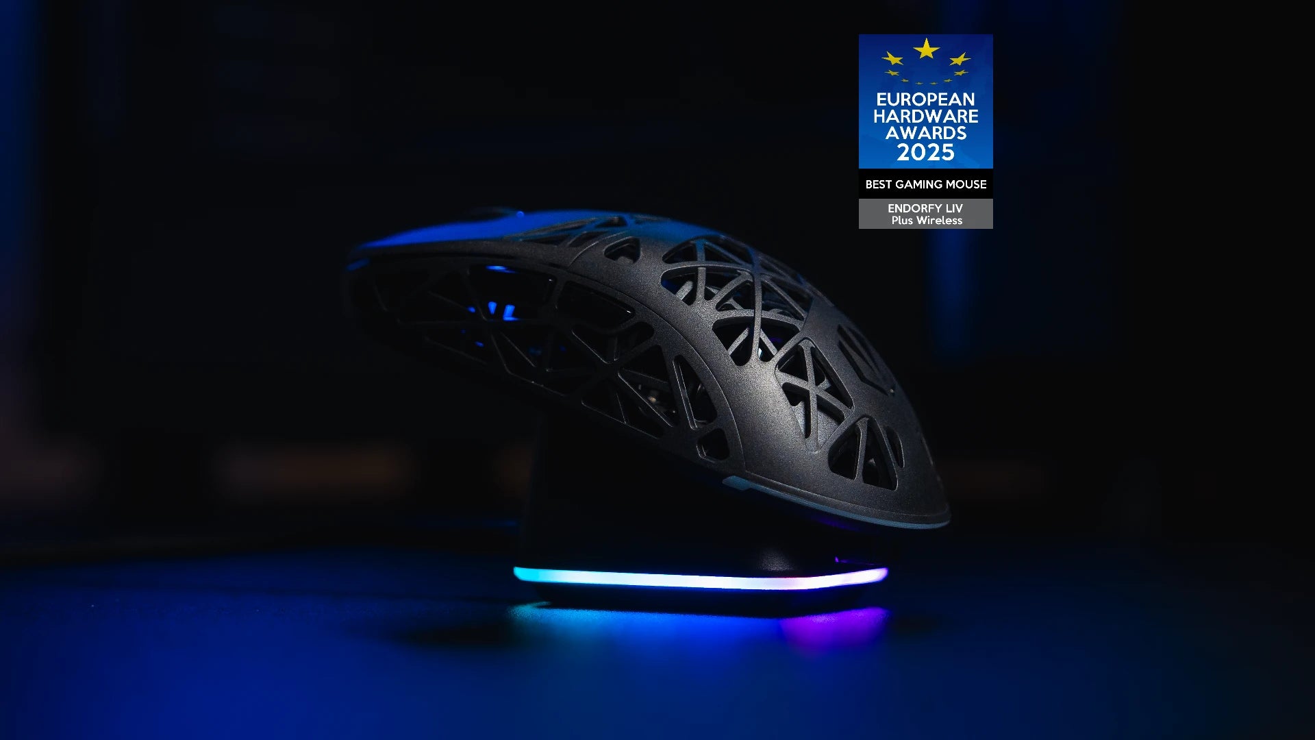 Mysz gamingowa LIV Plus Wireless oraz symbol nagrody Best Gaming Mouse 2025 