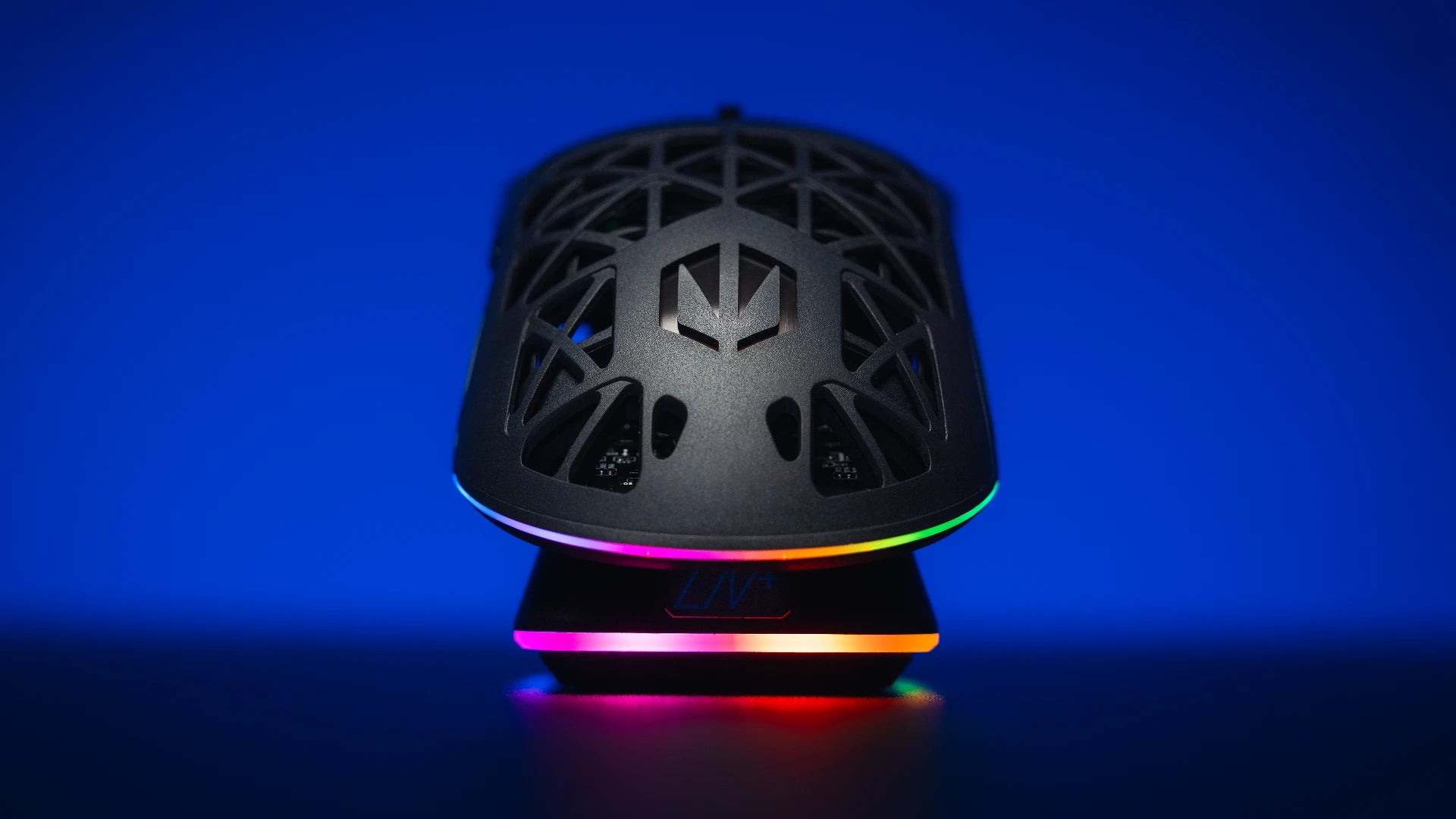 Mysz LIV Plus Wireless na stacji dokującej z antypoślizgowym spodem – widok z tyłu
