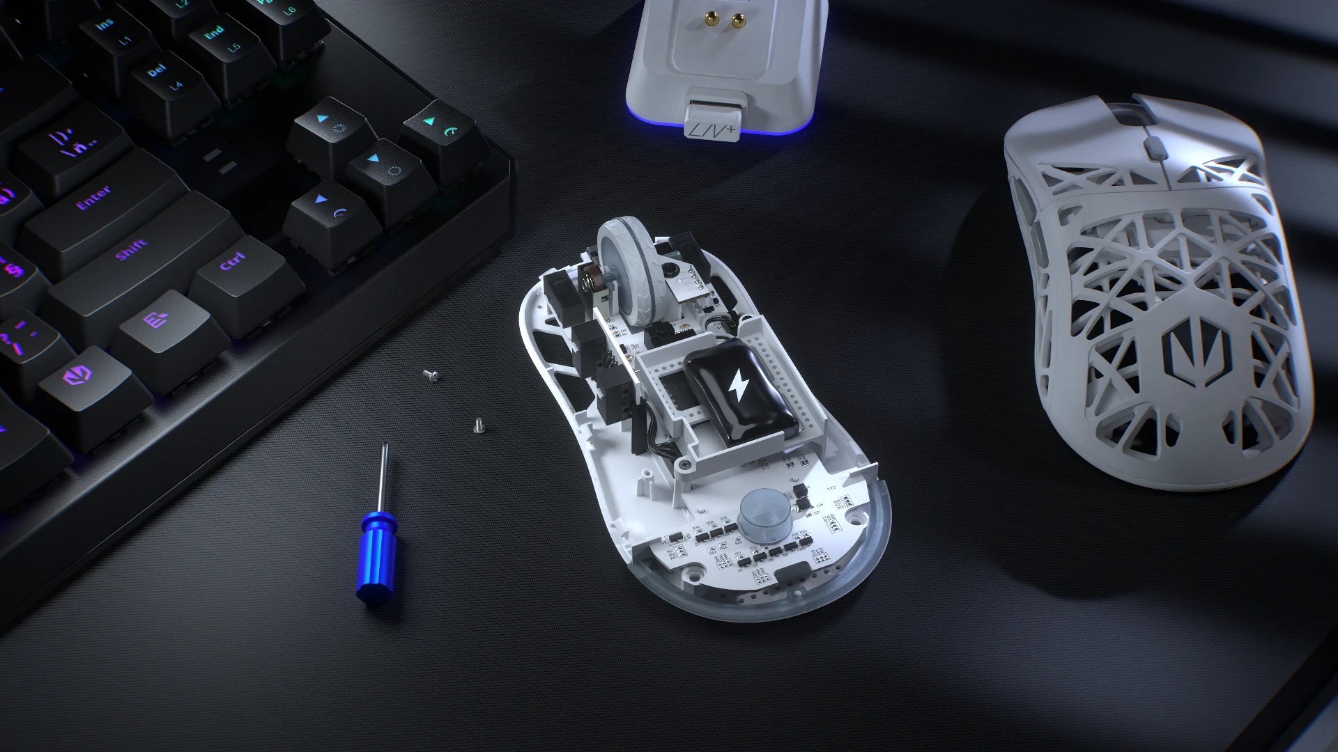 Przekrój myszy LIV Plus Wireless Onyx White z widoczną baterią, która zapewnia do 160 godzin pracy bez ładowania 