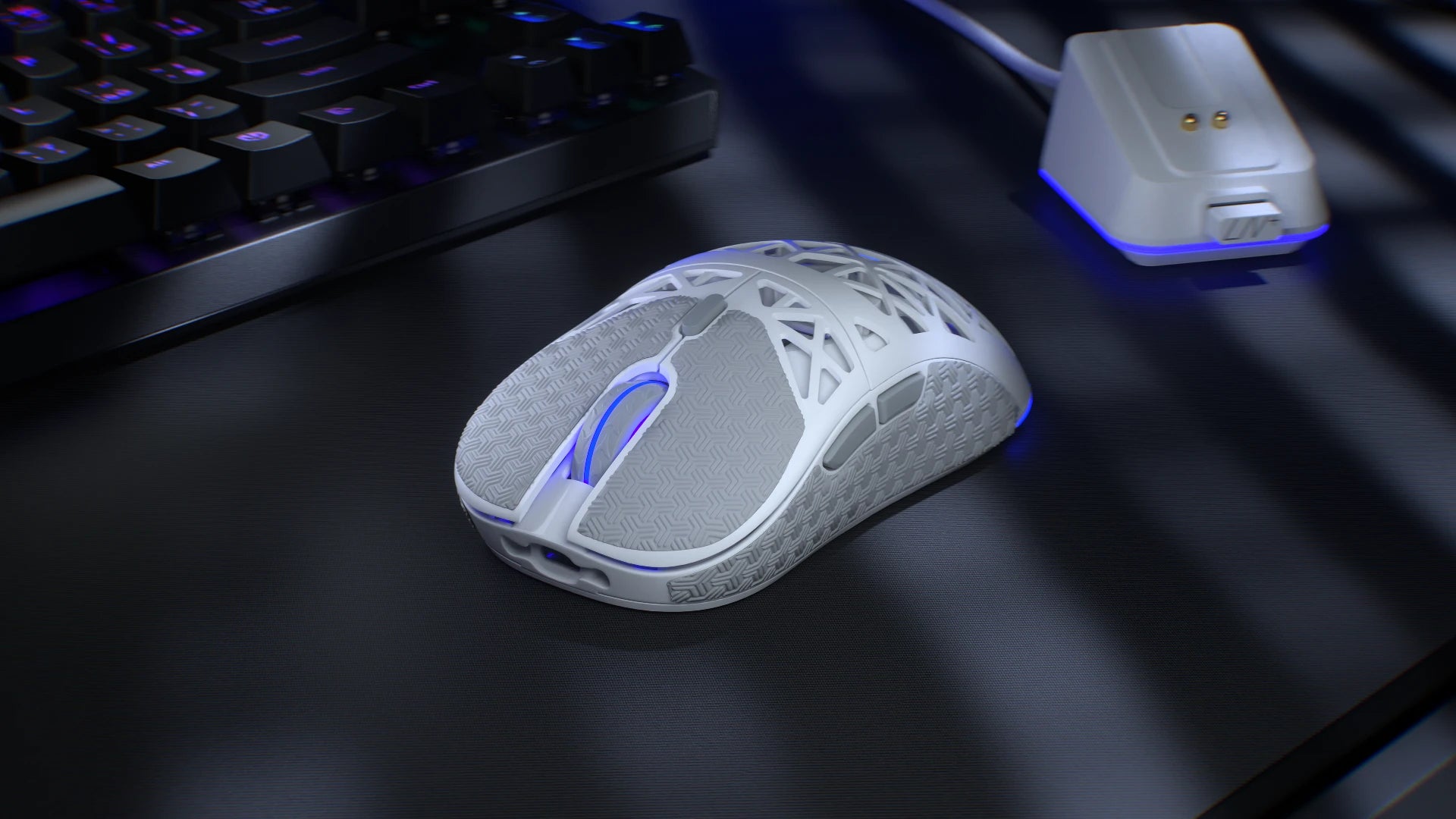 Mysz LIV Plus Wireless Onyx White spoczywająca na podkładce obok stacji dokującej i klawiatury – widok od przodu 