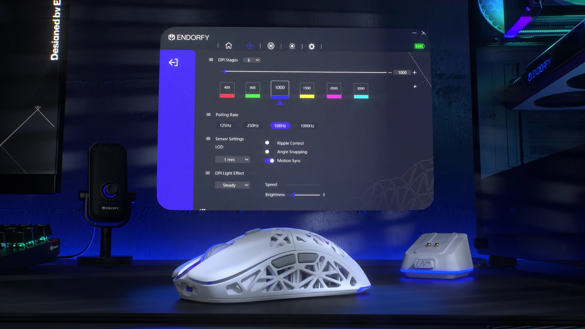 Mysz LIV Plus Wireless znajdująca się na biurku w otoczeniu produktów ENDORFY – w tle widoczne dedykowane oprogramowanie do personalizacji Onyx White 