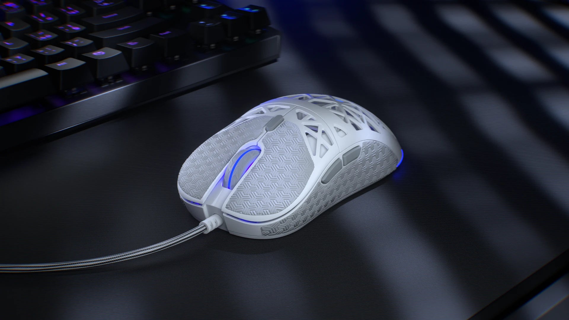 Połączenie przewodowe USB-A w myszce LIV Onyx White – stabilne i wolne od lagów 