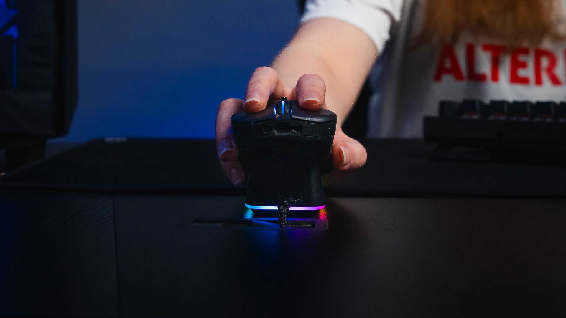 Mouse Dock – zbliżenie na podświetlenie RGB z 11 trybami iluminacji 