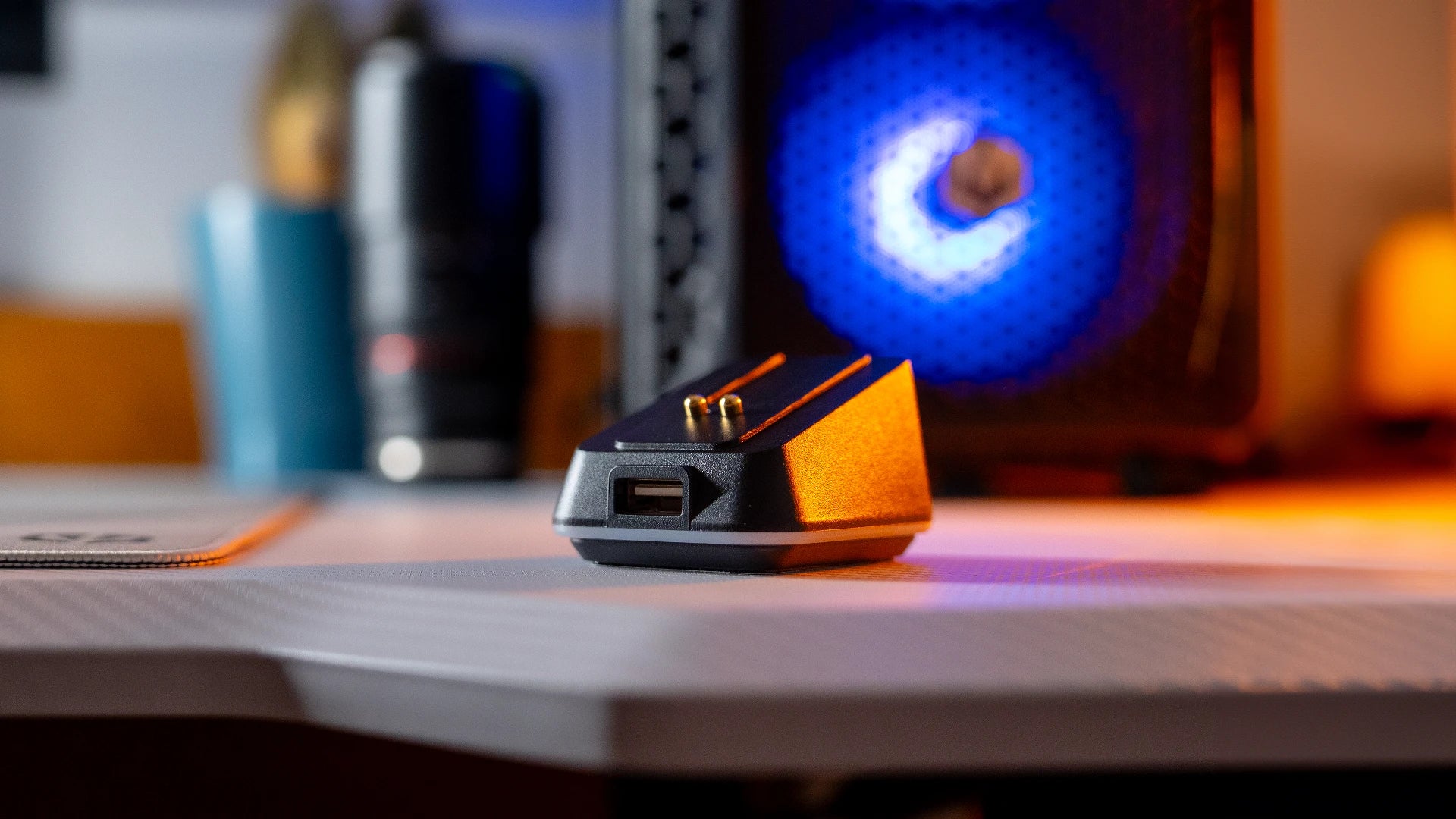 Mouse Dock – zbliżenie na port USB-A 2.0 z przodu stacji 