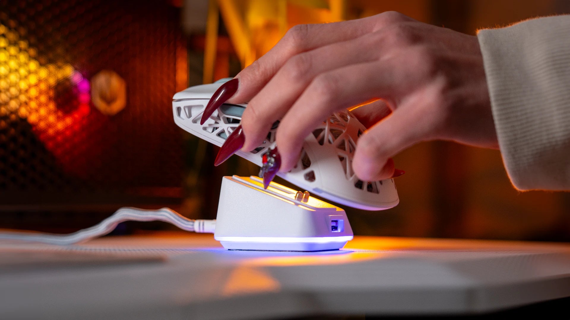 Mouse Dock Onyx White – magnetyczna stacja ładowania bezprzewodowego myszy ENDORFY LIV Wireless 