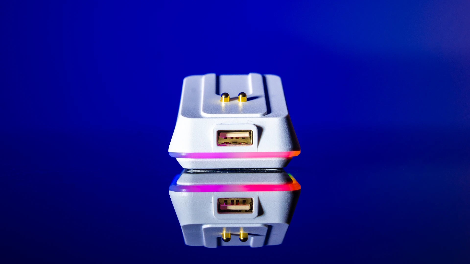 Mouse Dock Onyx White – zbliżenie na podświetlenie RGB z 11 trybami iluminacji 
