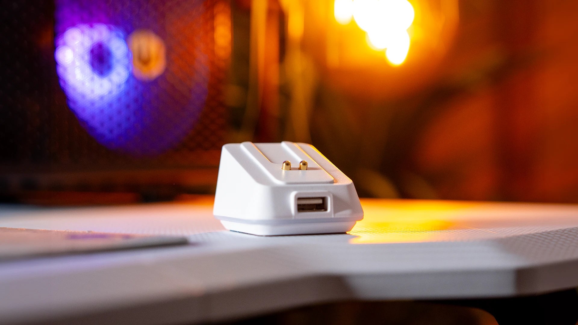Mouse Dock Onyx White – zbliżenie na port USB-A 2.0 z przodu stacji 