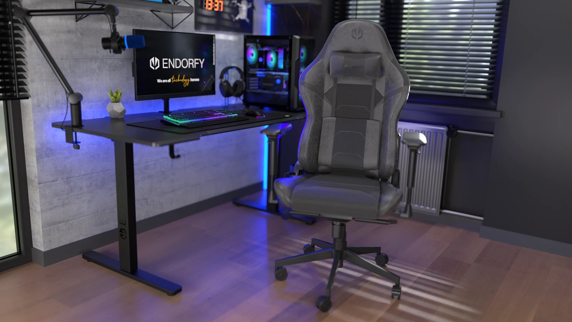 ENDORFY Scrim BK stojący obok stanowiska komputerowego – widok na przód fotela 