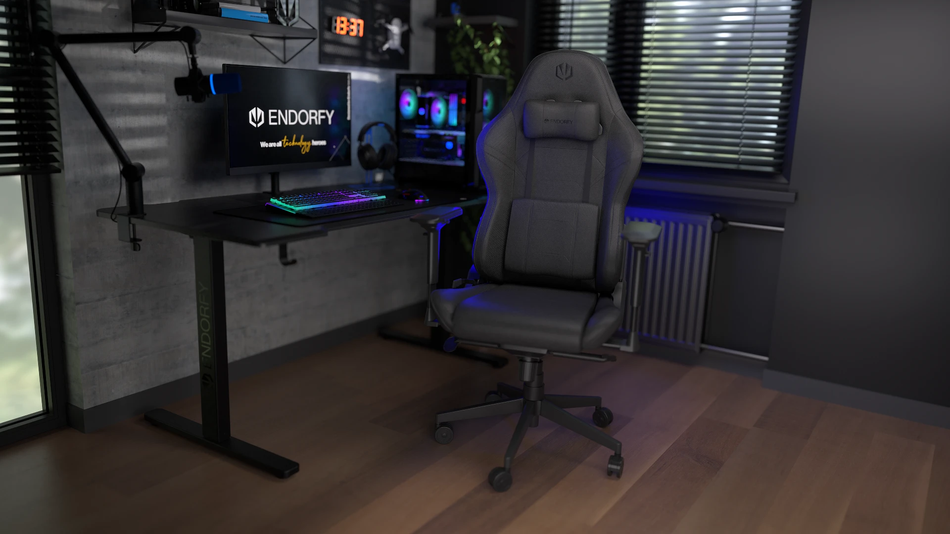 ENDORFY Scrim BK F stojący obok stanowiska komputerowego – widok na przód fotela 