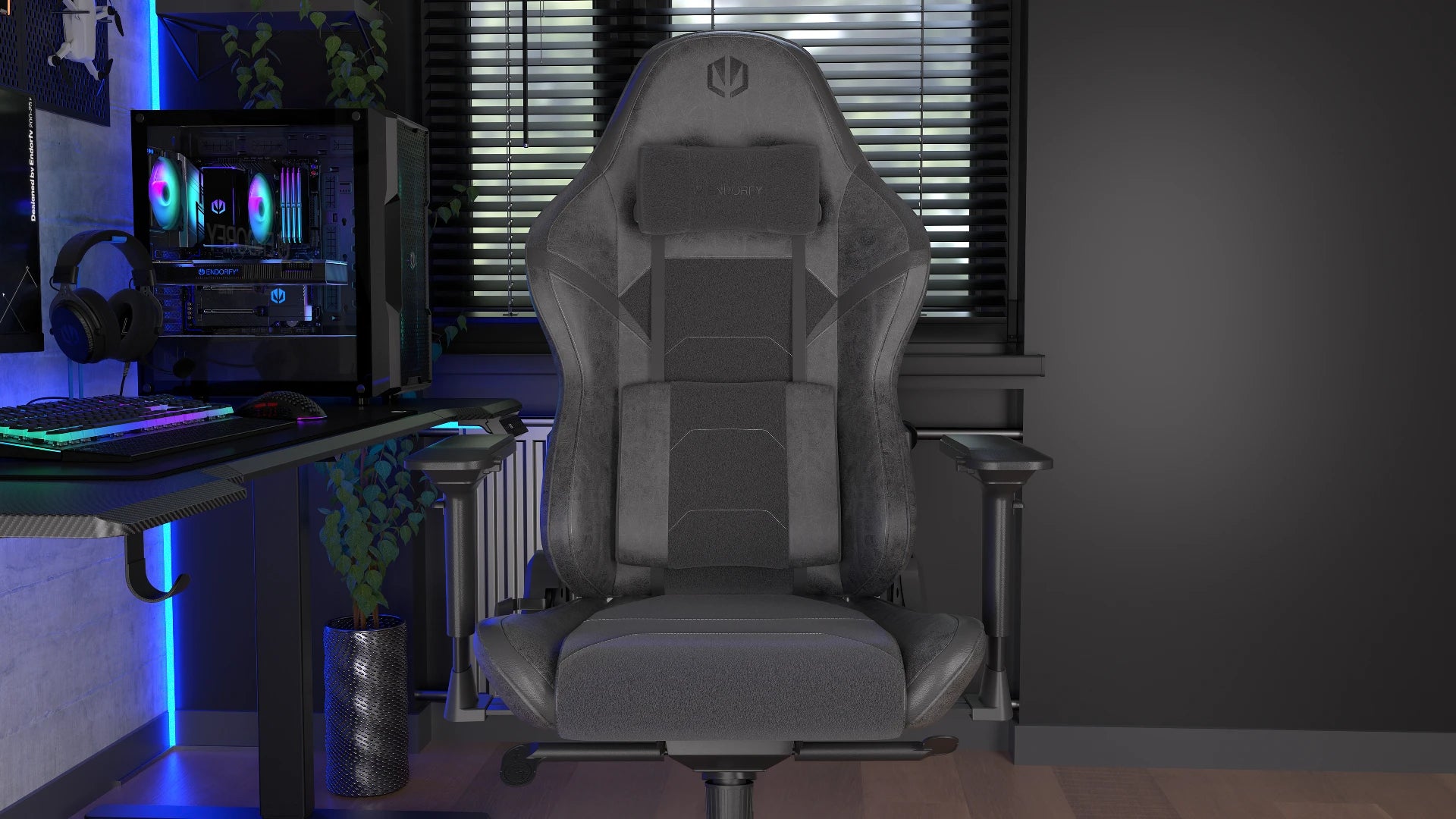 ENDORFY Scrim BK F stojący obok stanowiska komputerowego – widok na przód fotela z poduszkami memory foam 