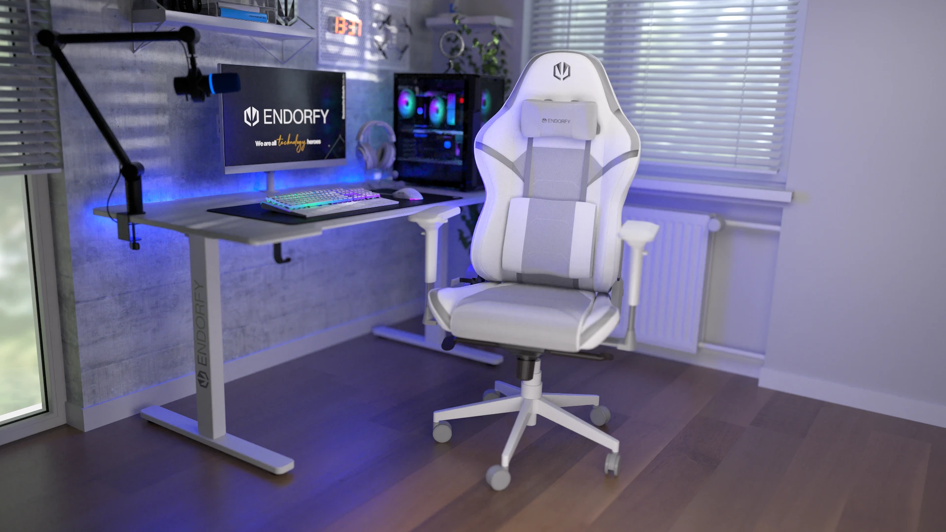 ENDORFY Scrim Onyx White stojący obok stanowiska komputerowego – widok na przód fotela 