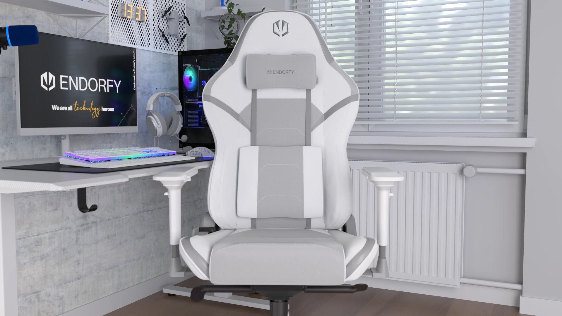 ENDORFY Scrim Onyx White stojący obok stanowiska komputerowego – widok na przód fotela z poduszkami memory foam 