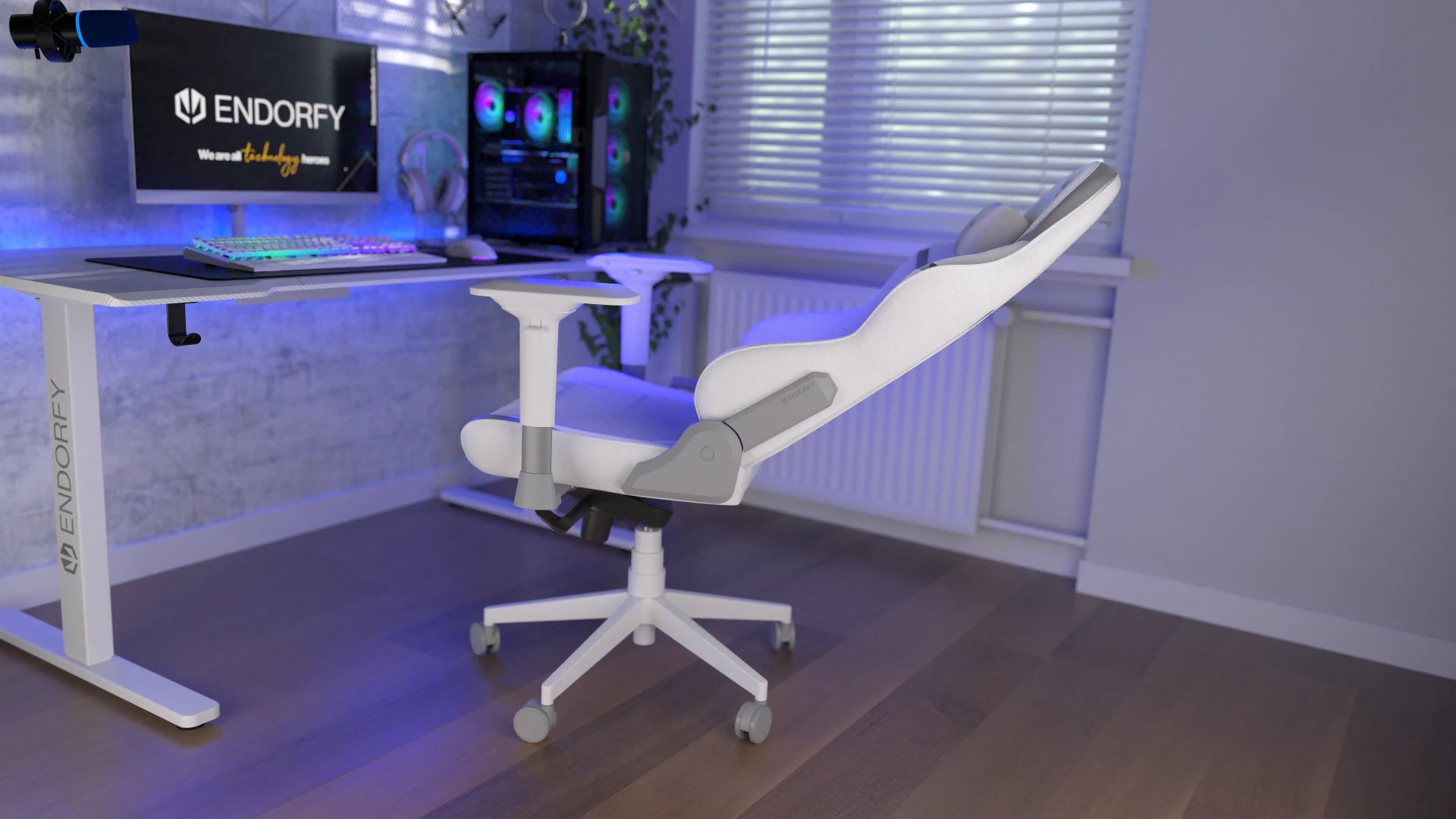 ENDORFY Scrim Onyx White stojący obok stanowiska komputerowego – widok na bok fotela z odchylonym oparciem 