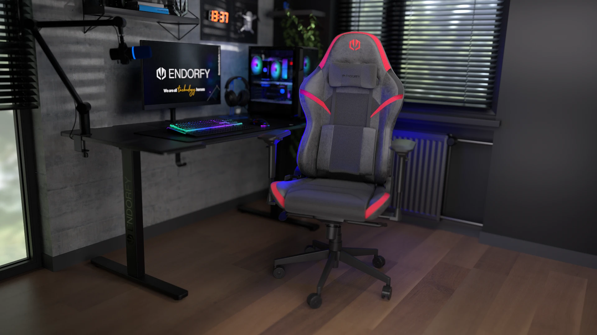 ENDORFY Scrim RD stojący obok stanowiska komputerowego – widok na przód fotela 