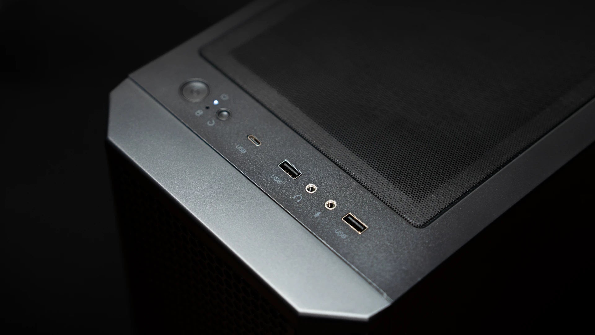 Górny panel I/O obudowy ENDORFY Signum M30 Air z przyciskami i portami 