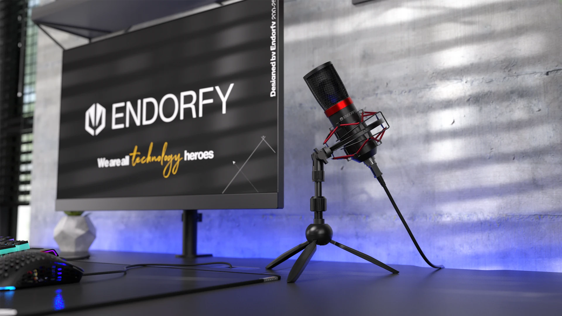 Statyw z koszykiem antywibracyjnym mikrofonu Solum Streaming T na biurku 