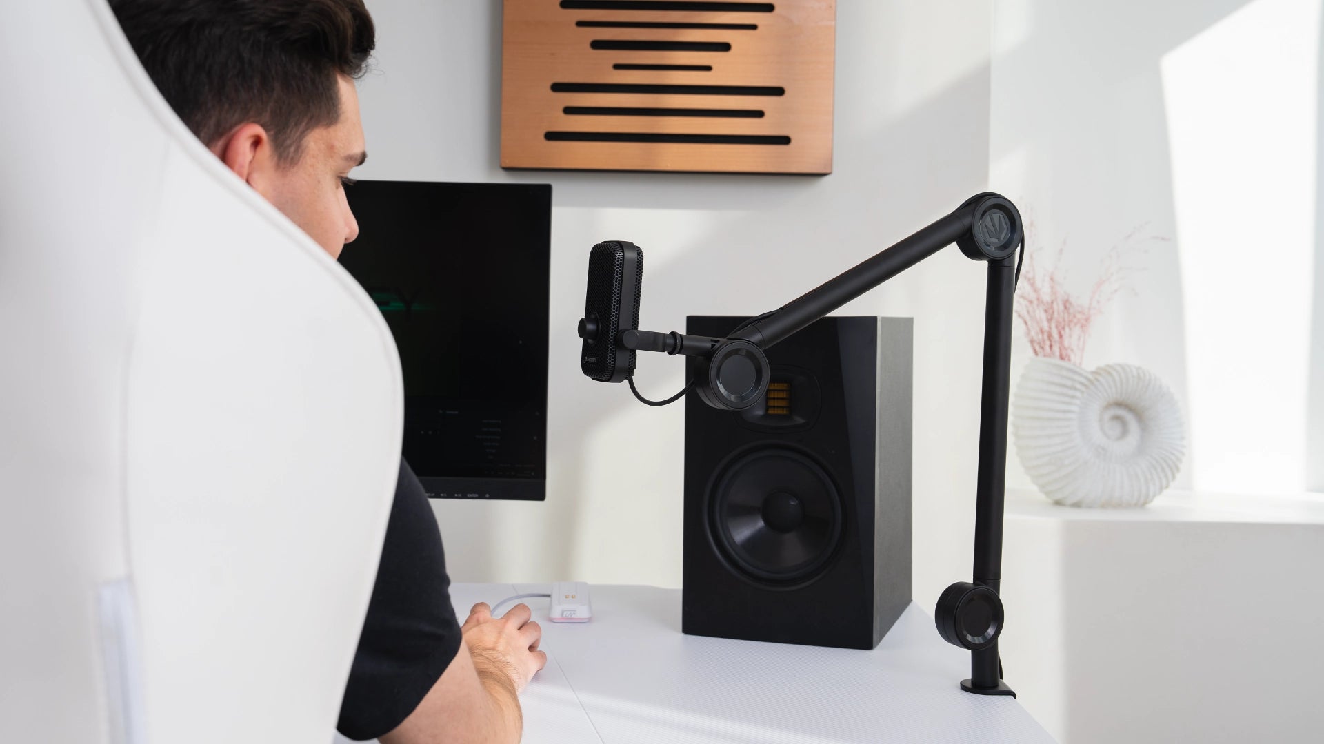 Model korzystający z kompaktowego mikrofonu Solum Voice na ramieniu w otoczeniu produktów ENDORFY   