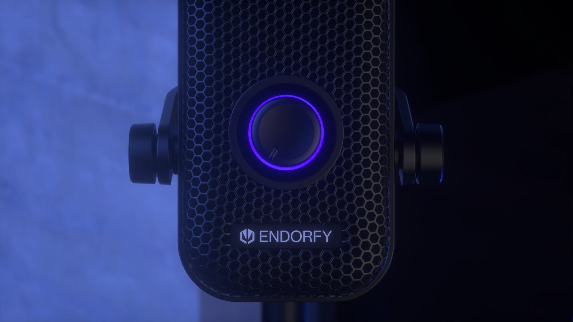 Zbliżenie na podświetlenie RGB wokół pokrętła mikrofonu Solum Voice 