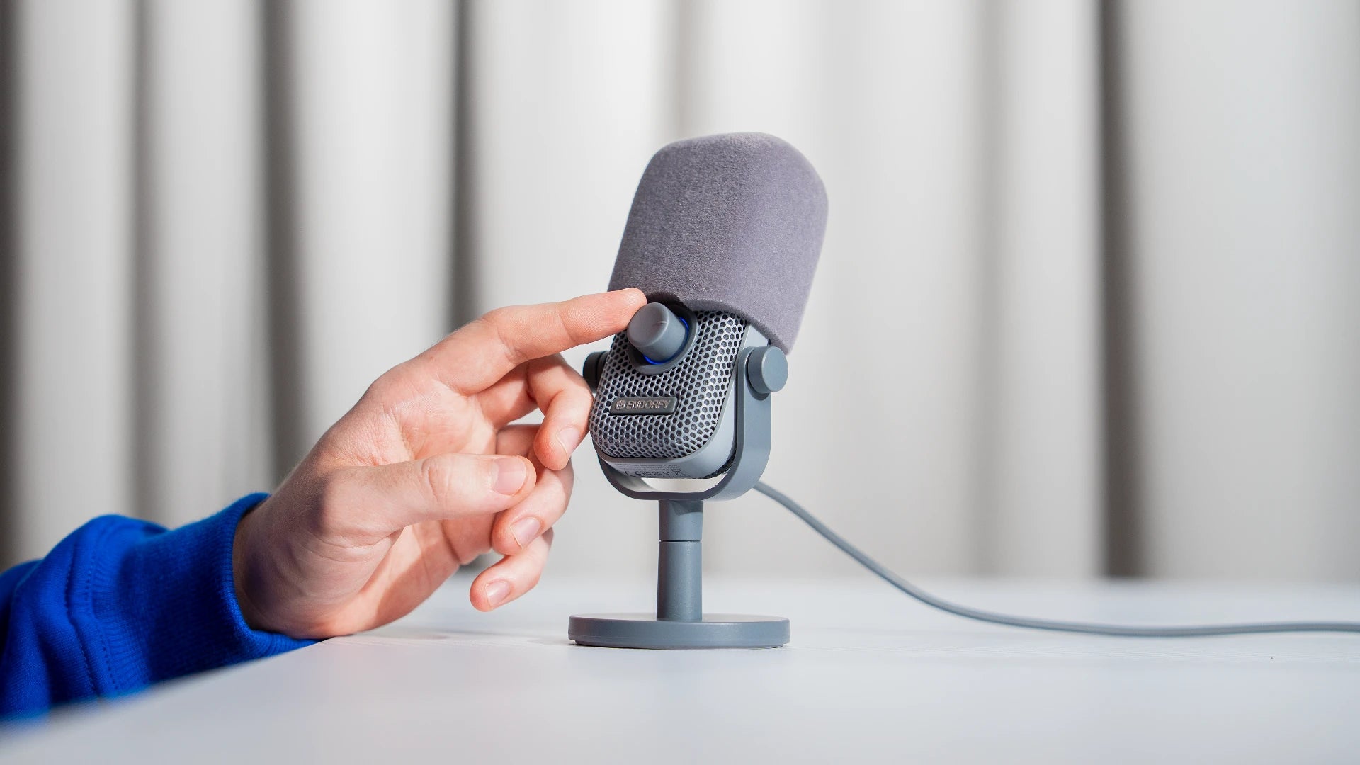 Pokrętło regulacji gain i podwójny system filtrów w mikrofonie Solum Voice S Alt Gray 