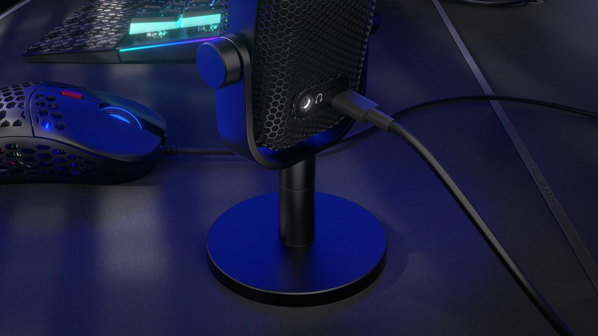 Zbliżenie na tył mikrofonu Solum Voice S z widocznym przewodem USB-C z adapterem USB-A 