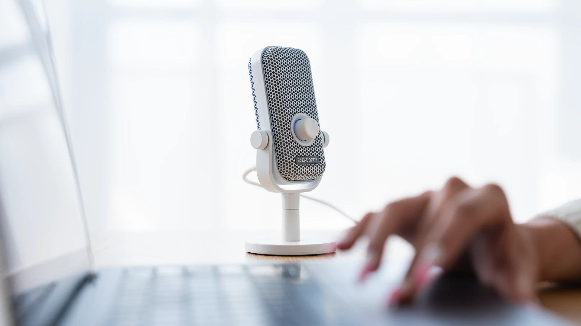 Kompaktowy mikrofon Solum Voice S Onyx White na stabilnej podstawie z możliwością montażu na ramieniu 