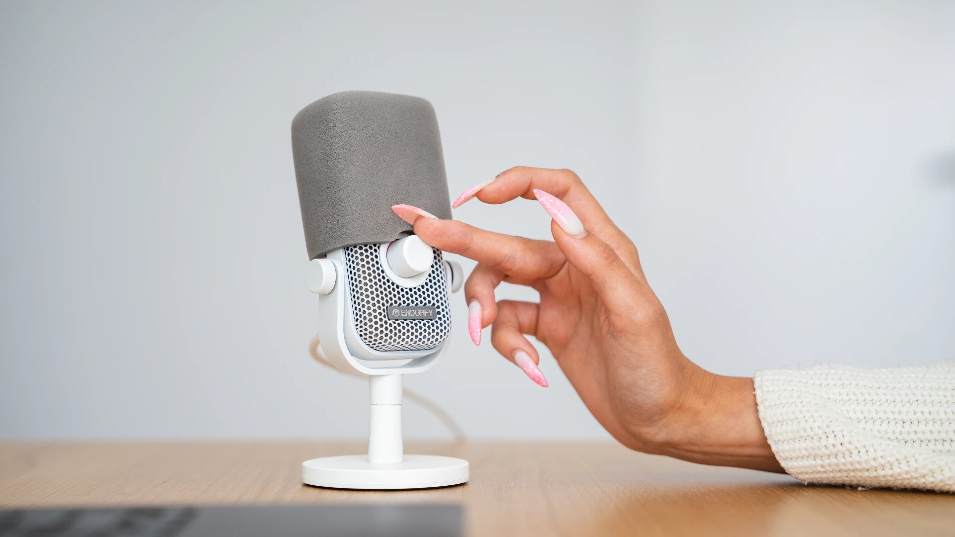 Pokrętło regulacji gain i podwójny system filtrów w mikrofonie Solum Voice S Onyx White 
