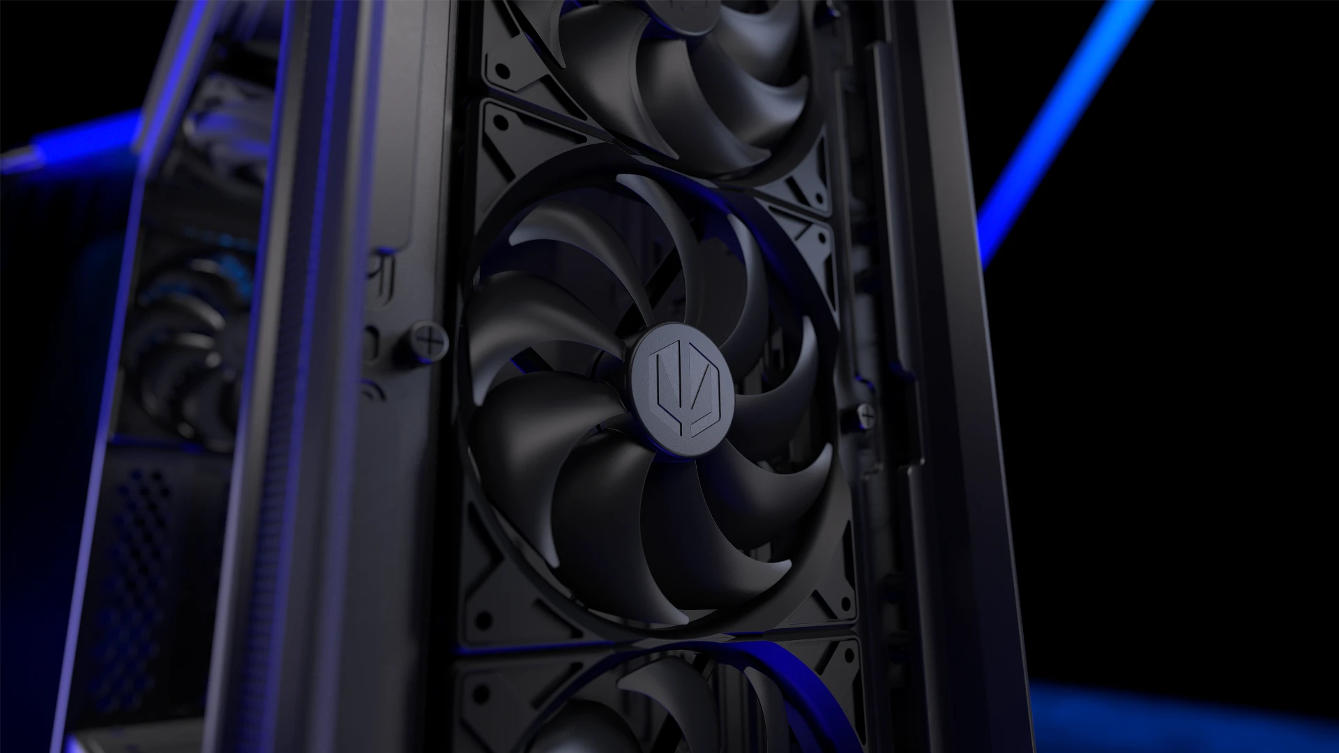Wentylatory Stratus 140 PWM zamontowane na froncie i z tyłu obudowy PC 