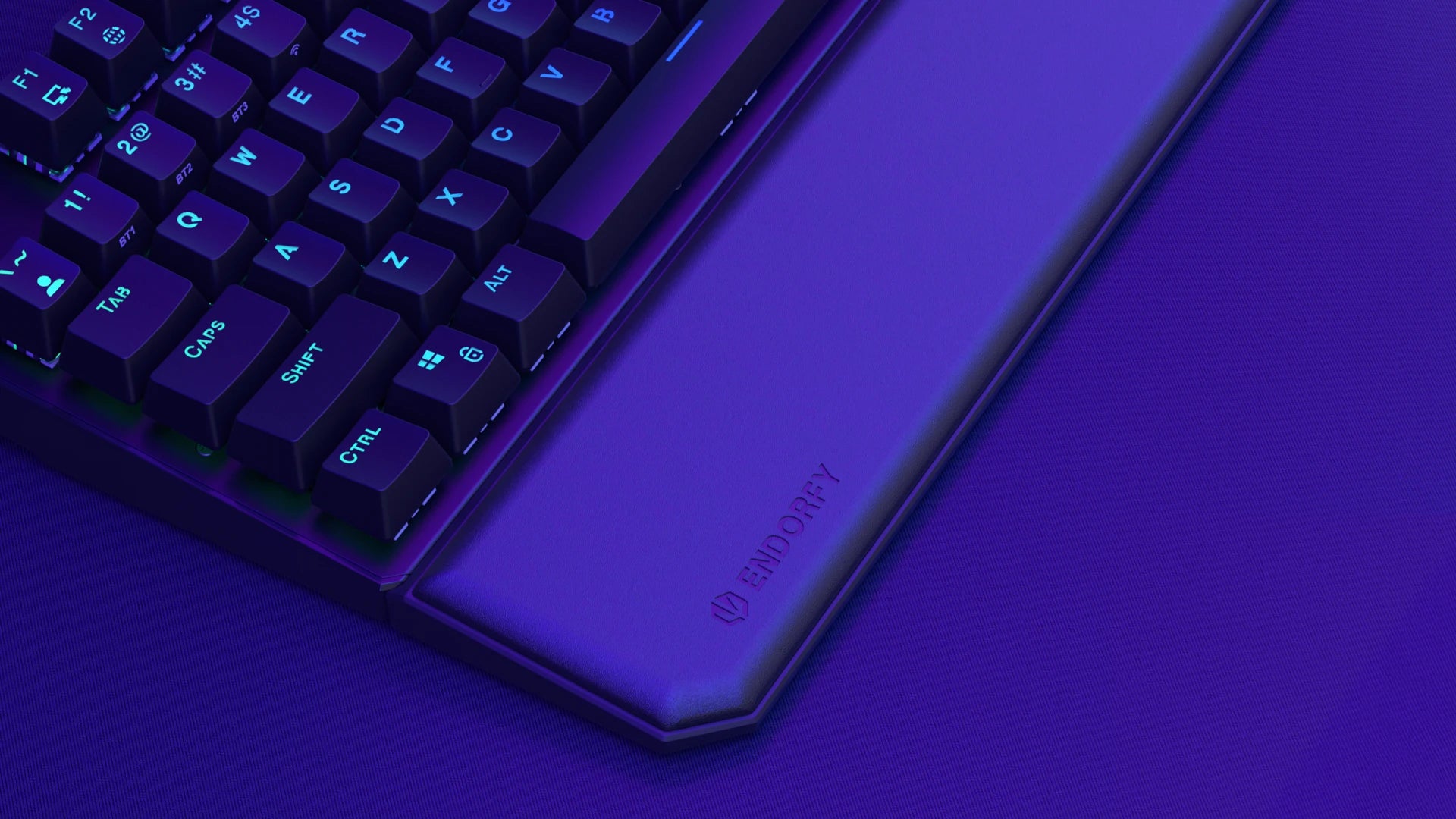 Zbliżenie na podkładkę Thock Palm Rest zamontowaną do klawiatury ENDORFY 