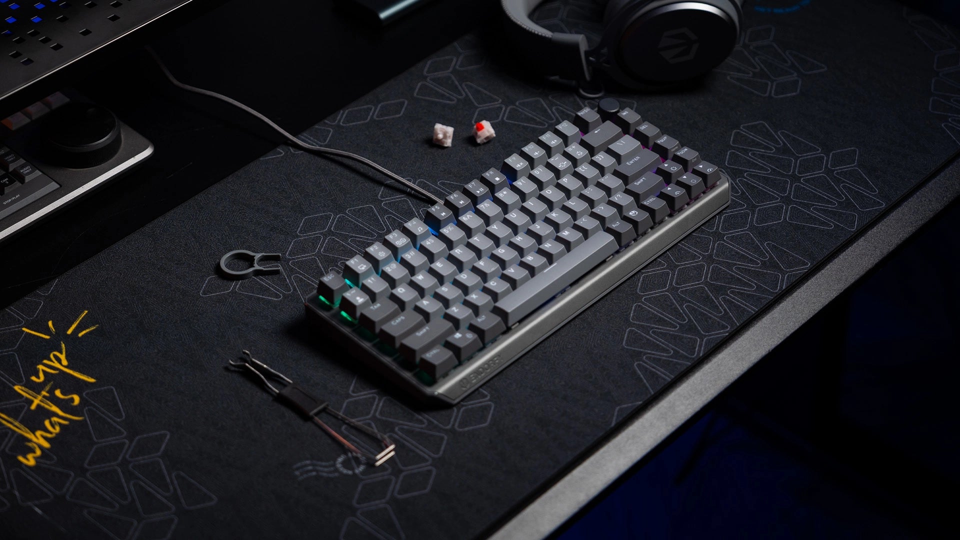 Klawiatura ENDORFY Thock V2 75% na biurku z narzędziem do wyjmowania keycapów i hotswappowania switchy – obok widoczne zapasowe keycapy i switch 
