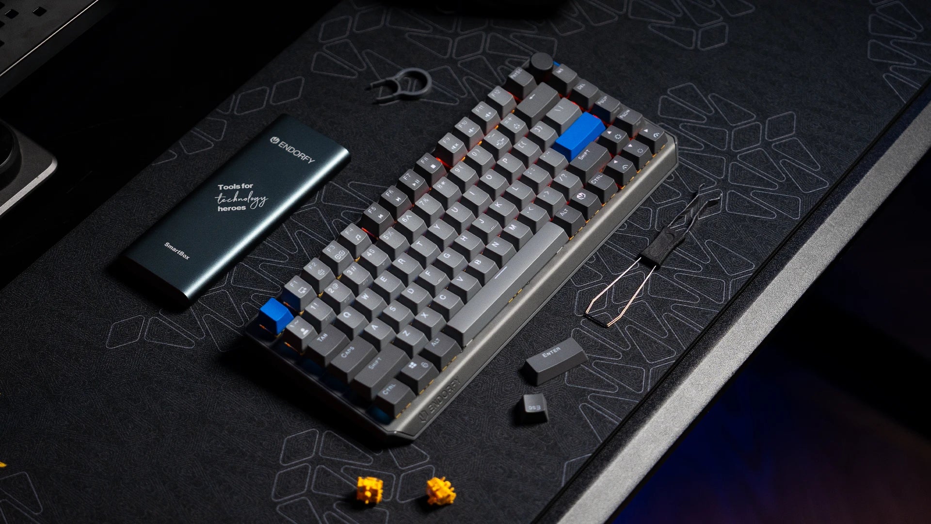 Klawiatura ENDORFY Thock V2 75% Wireless DE na biurku z narzędziem do wyjmowania keycapów i hotswappowania switchy – obok widoczne zapasowe keycapy i switch 