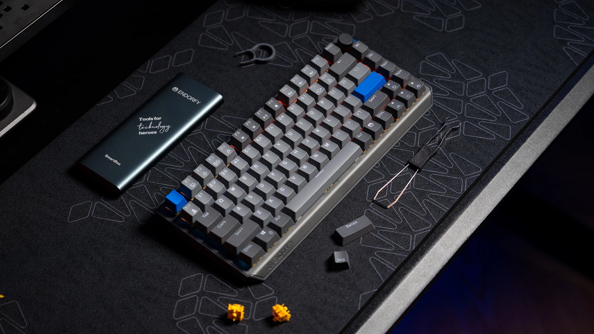 Klawiatura ENDORFY Thock V2 75% Wireless na biurku z narzędziem do wyjmowania keycapów i hotwappowania switchy – obok widoczne zapasowe keycapy i switch 