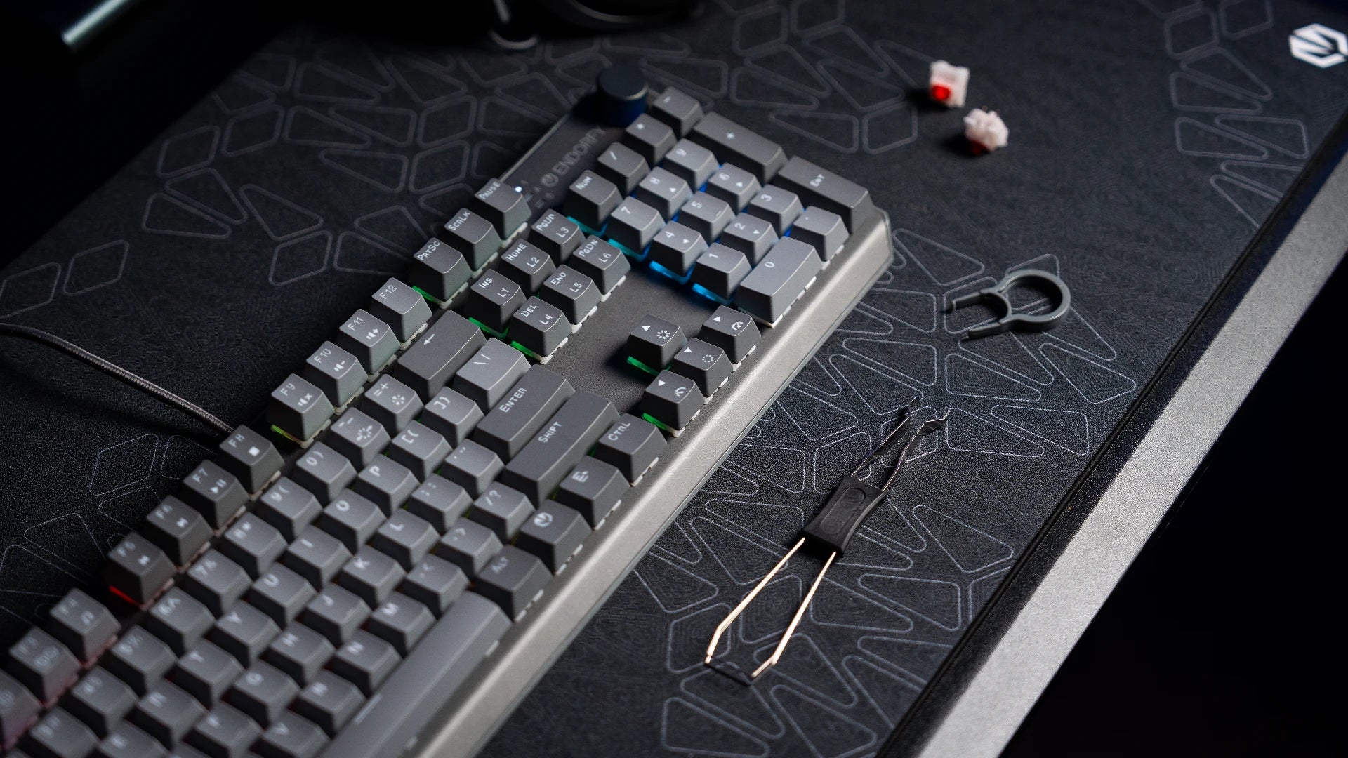 Klawiatura ENDORFY Thock V2 CZ na biurku z narzędziem do wyjmowania keycapów i hotswappowania switchy – obok widoczne zapasowe keycapy i switch 
