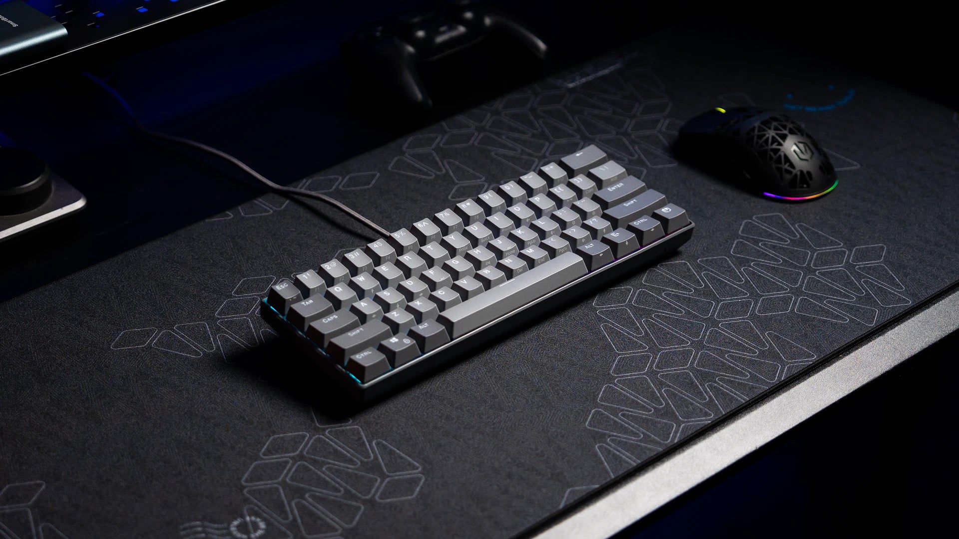 Klawiatura ENDORFY Thock V2 Compact na biurku z widoczną myszką i monitorem komputera 