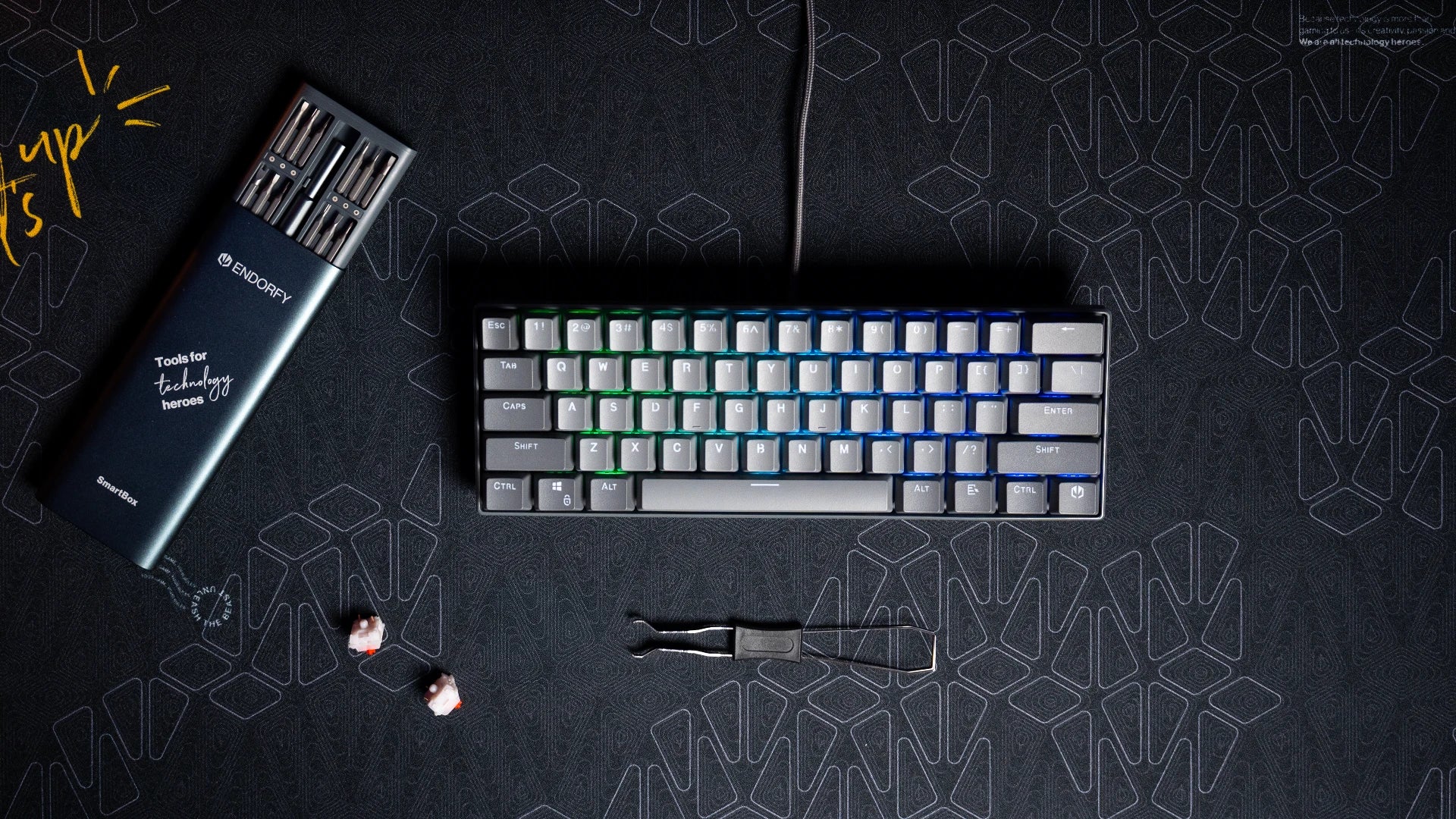 Klawiatura ENDORFY Thock V2 Compact na biurku z narzędziem do wyjmowania keycapów i hotswappowania switchy – obok widoczne zapasowe keycapy i switch 