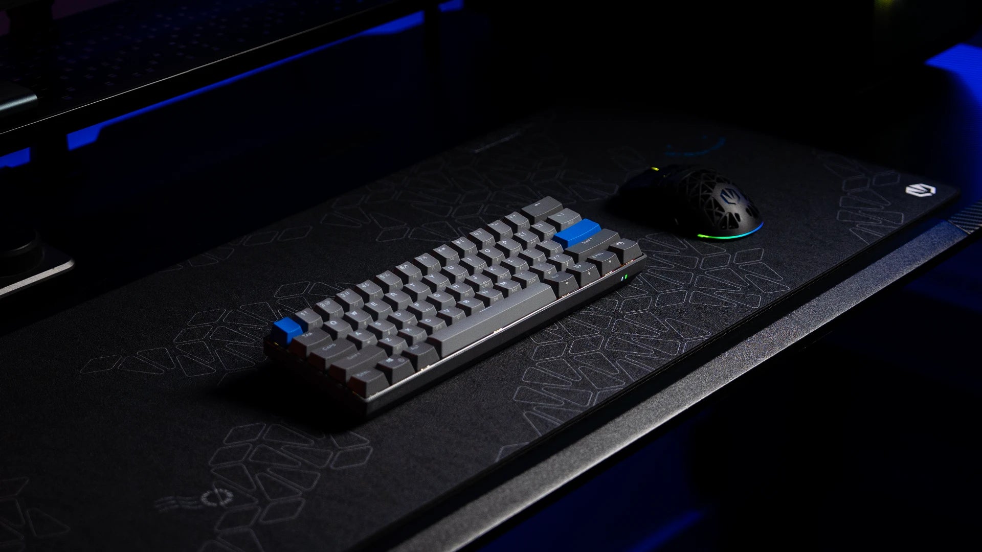 Klawiatura ENDORFY Thock V2 Compact Wireless CZ na biurku z widoczną myszką i monitorem komputera 