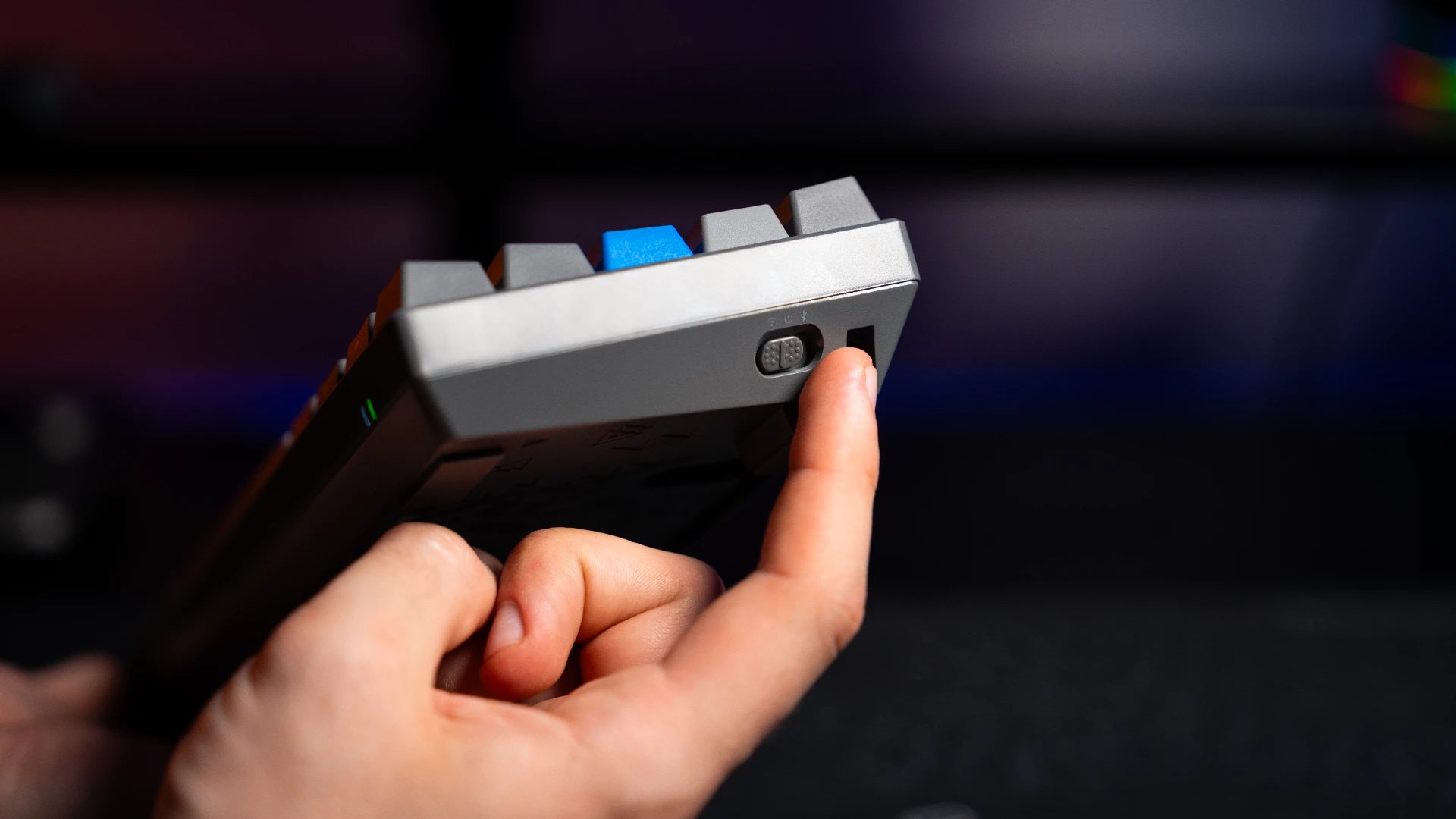 Zbliżenie na suwak trybu połączenia Bluetooth, 2,4 GHz i USB na obudowie 