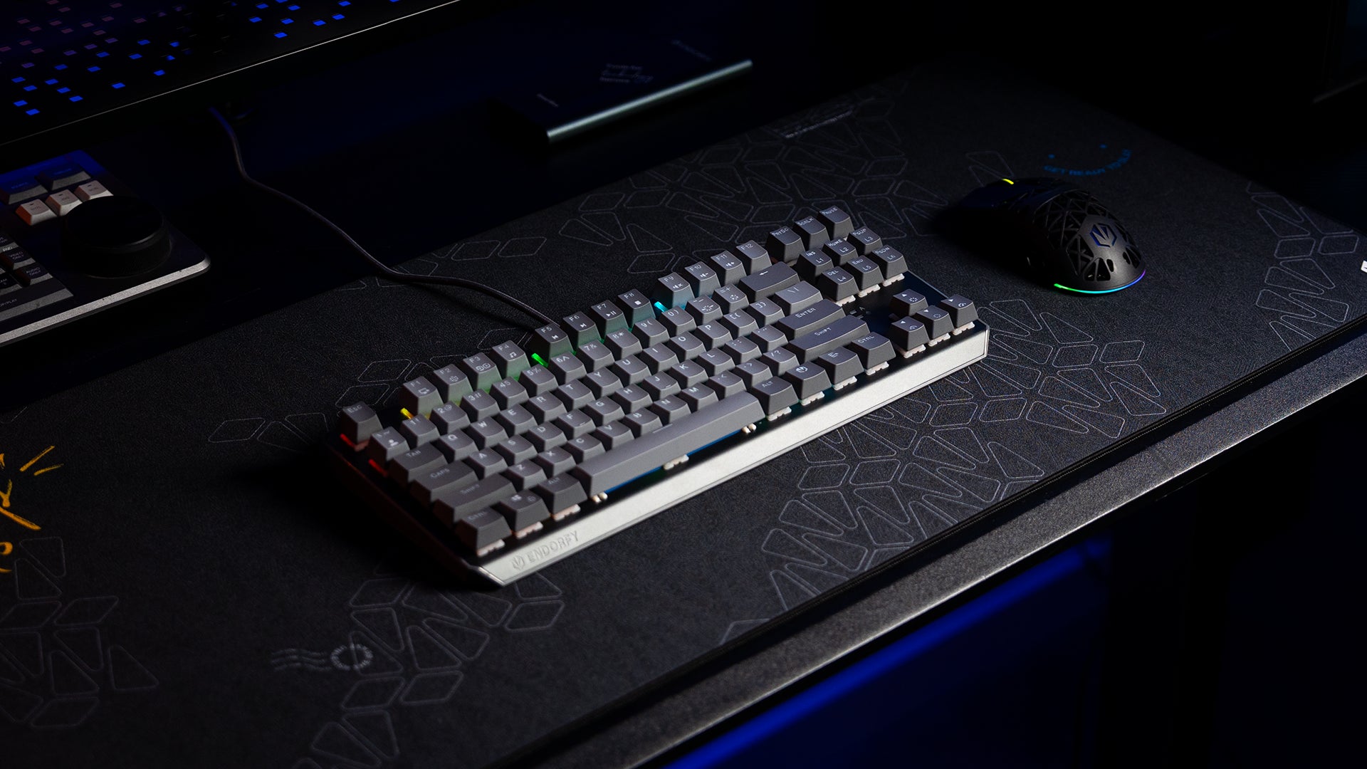 Klawiatura ENDORFY Thock V2 TKL DE na biurku z widoczną myszką i monitorem komputera 